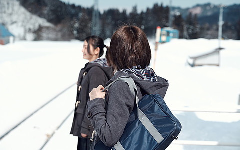 火车站胸像上学途中高中女孩在多雪的图片
