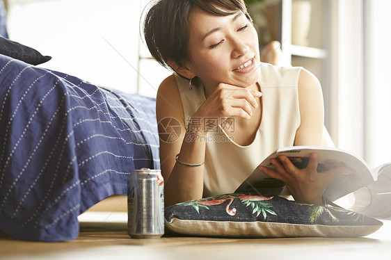 伸开四肢躺女孩阅读女人在一个房间里喝酒图片