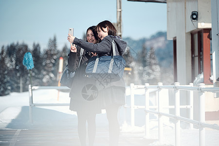 拍照同学自拍高中女孩在多雪的图片