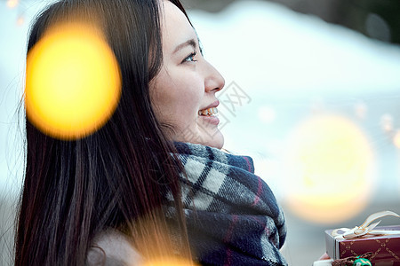 雪国约会爱情有礼物的女人图片