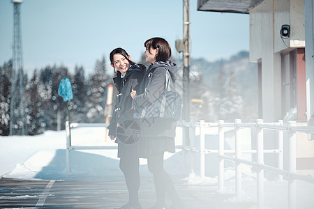 全身车站回家的路高中女孩在多雪的图片