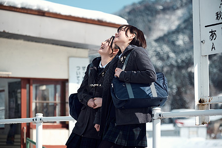 球场亚洲人站高中女孩在多雪的图片