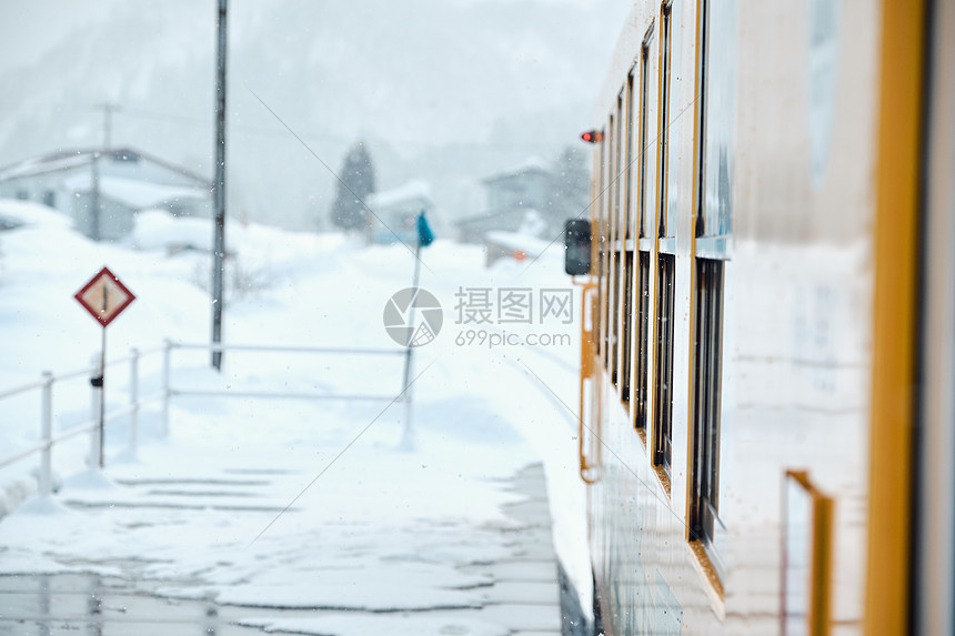 交通驾雪的毯子雪列车图片