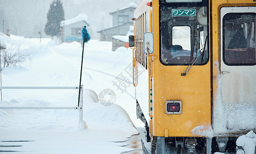 早晨跑道留白雪列车高清图片