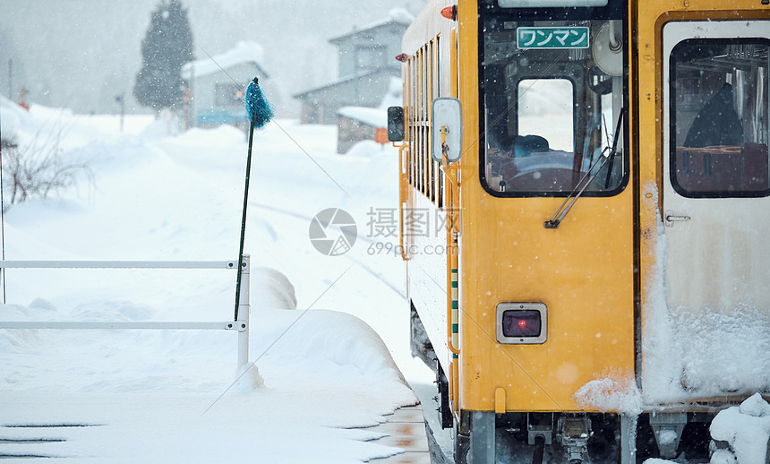 早晨跑道留白雪列车图片