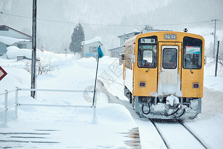 日本围栏电气列车雪列车高清图片