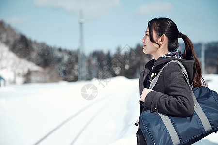 下雪天的女青年图片