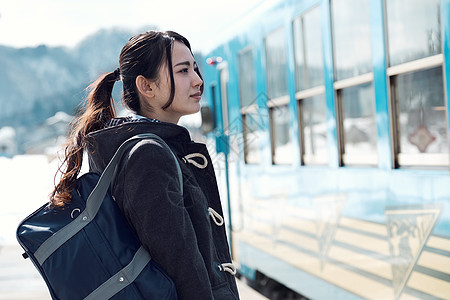 下雪天的女青年图片