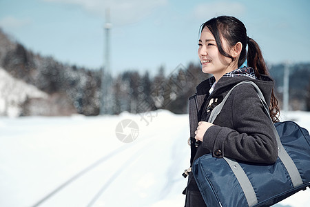 下雪天的女青年图片