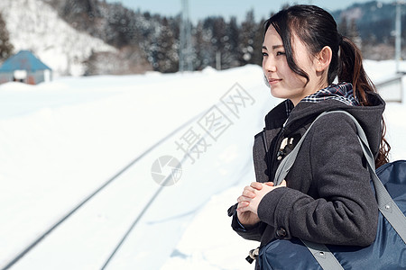 下雪天的女青年图片