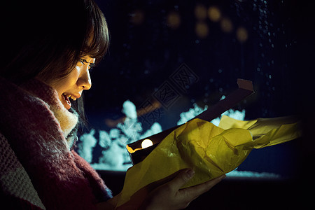 人物半身照愉快有礼物的女人图片