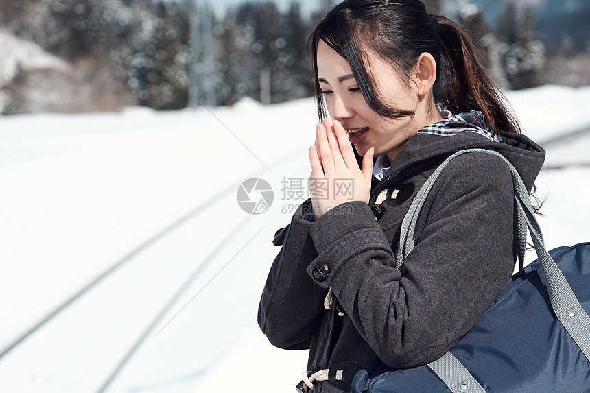 下雪天的女青年图片