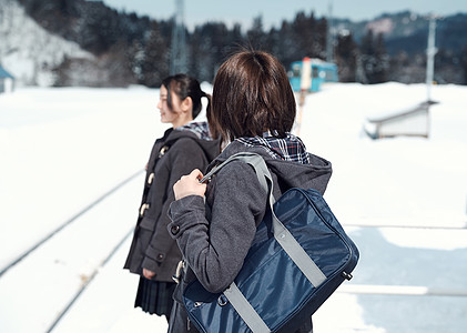 校道伙伴年轻人高中女孩在多雪的背景图片