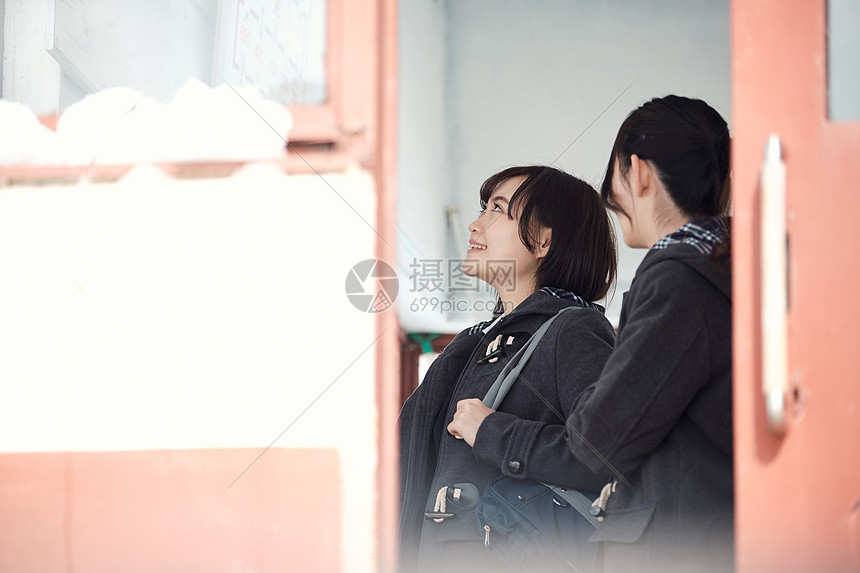 女士们通勤上学双人高中女孩在多雪的图片