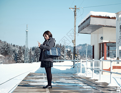 学生校园生活单人高中女孩在多雪的图片