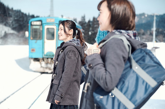 回家的路火车胸像高中女孩在多雪的图片