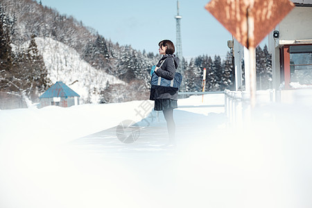 雪景中的女学生图片
