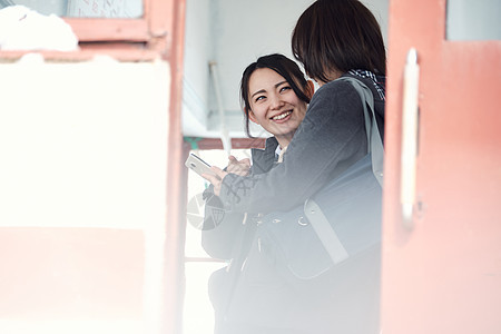 穿JK制服逛雪山的年轻女孩图片