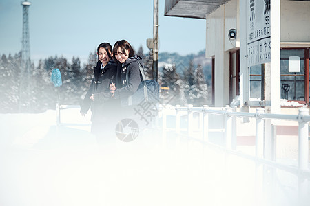 穿JK制服逛雪山的年轻女孩图片