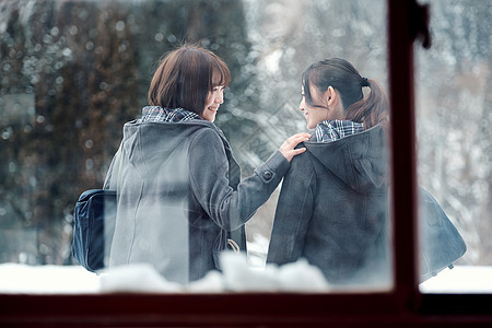 穿JK制服逛雪山的年轻女孩图片