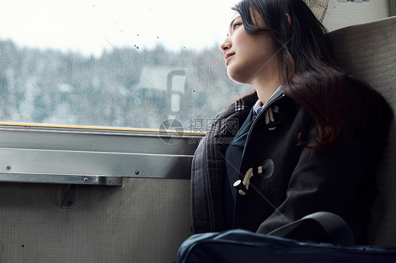 坐在缆车里的JK制服女孩图片