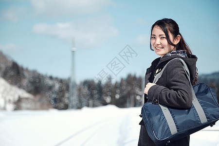 穿JK制服逛雪山的年轻女孩图片