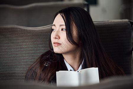 法院非都会区孤独的采取火车的高中女孩图片