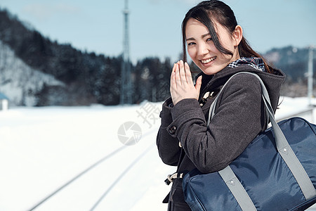 高中生单人回家的路高中女孩在多雪的图片