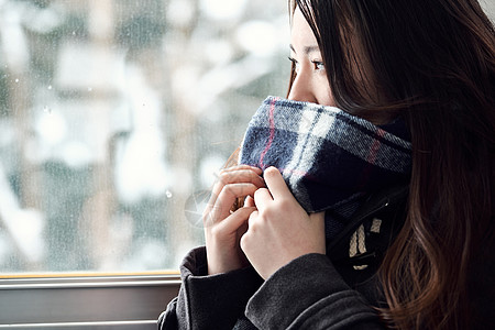 一人高中生乘采取火车的高中女孩图片