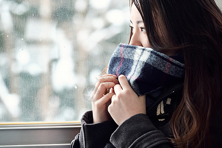 一人高中生乘采取火车的高中女孩图片