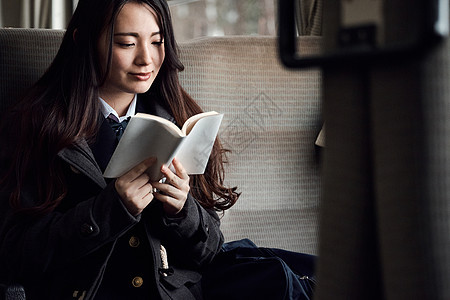 积雪书本早晨采取火车的高中女孩图片
