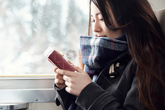 半身照女人高中生采取火车的高中女孩图片