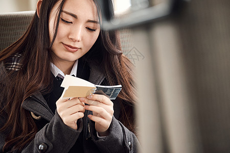 乘高中女生英语采取火车的高中女孩图片