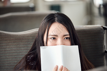 制服看见年轻的女孩采取火车的高中女孩图片