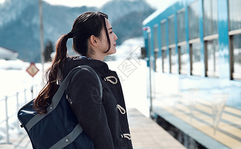 年轻人电气列车人类采取火车的高中女孩图片