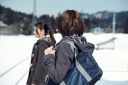 人物乡下伙伴高中女孩在多雪的图片