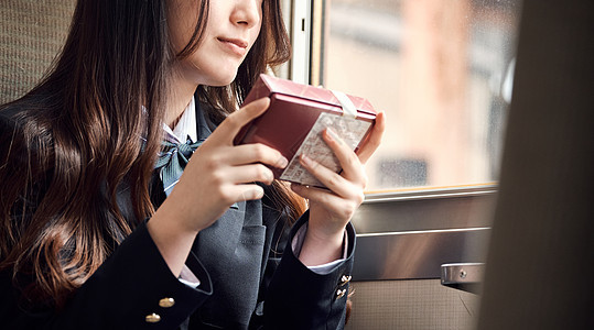 亚洲人上学乔科省采取火车的高中女孩图片