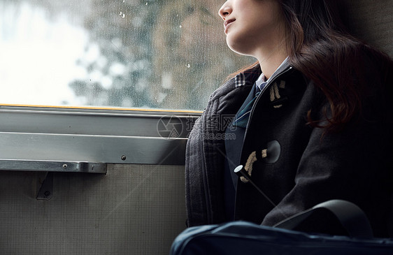 景观半身照人物采取火车的高中女孩图片