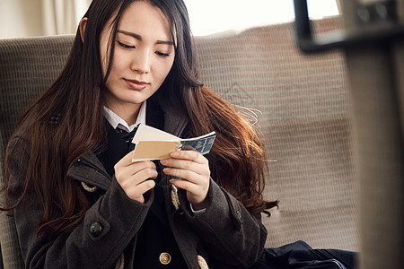 下雪的单人丰胸采取火车的高中女孩图片