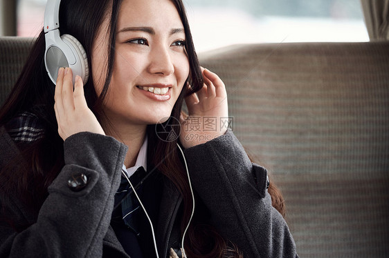 女农村通勤上学采取火车的高中女孩图片