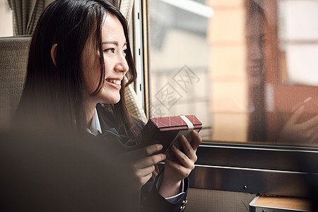 下雪的回家的路放学采取火车的高中女孩图片