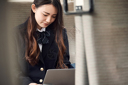 年轻的女孩个人电脑手提电脑采取火车的高中女孩图片