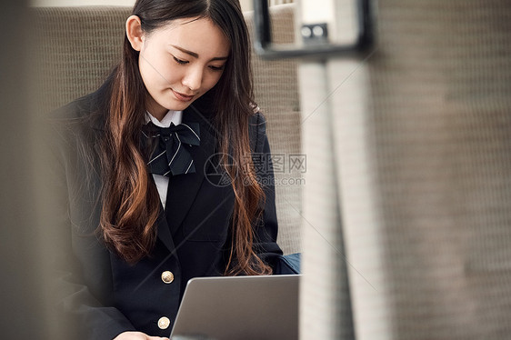 年轻的女孩个人电脑手提电脑采取火车的高中女孩图片