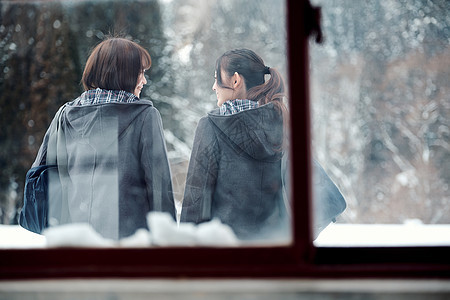 年轻的女孩人类窗口高中女孩在多雪的图片