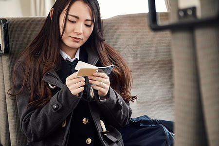 球场农村年轻的女孩采取火车的高中女孩图片