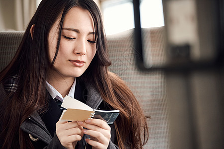 人物高中生上在火车或汽车站立在雪的和服妇女图片