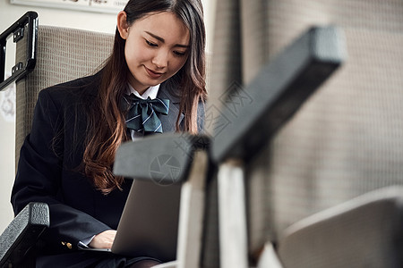 便携电脑单人上学采取火车的高中女孩图片