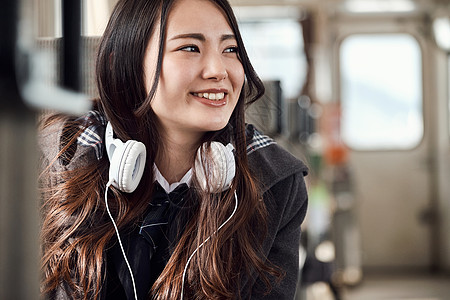 年轻的女孩乡村一人采取火车的高中女孩图片