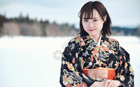 日本人美女女生站立在雪的和服妇女图片