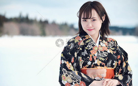 日本人美女女生站立在雪的和服妇女图片